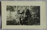 Fotografie tip carte postala, familie cu doi copii, 1940