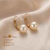 Cercei Perla Grazia cu perle albe de 1 cm, placati cu aur 18K, lungime 2 cm Brazilia