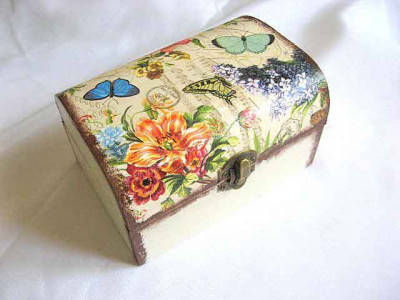 Cutie de lemn , cufar cu model floral si fluturi 26803 foto