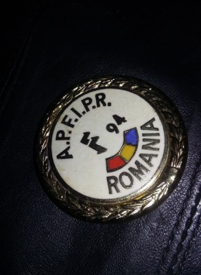 INSIGNA Veche A.P.F.I.P.R.-F94 ROMANIA,Aurie,de colectie,T.GRATUIT foto