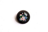 Brosa dama, model floral, fundal negru, 28mm, metal si sticla, portocaliu, albastru, galben, verde. Bijuterie fashion eleganta