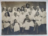 MEDICI SI SURORI DE CRUCE ROSIE DE LA SPITALUL DE RANITI DIN RAMNICU - SARAT ( NOMINALIZATI PE VERSO ) , FOTOGRAFIE DE GRUP