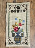 VECHI PERETAR, MODEL CUSUT MANUAL PE ETAMINA &bdquo;Bine ați venit&rdquo;