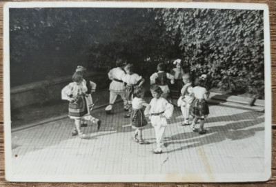 Copii de gradinita jucand dansuri nationale in port// foto anii &amp;#039;40 foto