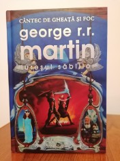 George R. R. Martin, Iure?ul sabiilor (edi?ie cartonata) foto