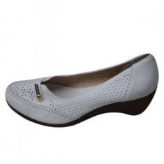 Pantof alb de primavara-vara cu model de perforatii mici in fata foto