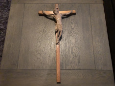 Cruce din lemn,cu Isus rastignit foto