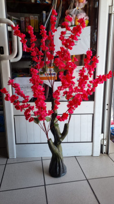 Pom artificial cu flori. foto