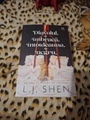 Diavolul se &icirc;mbracă &icirc;ntotdeauna &icirc;n negru &ndash; L.J. Shen | Carte romantică