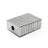 Cumpara ieftin Magnet puternic neodim bloc 20 mm x 10 mm x 3 mm cu gaura de sustinere de 4 mm diametru