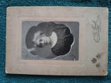 fotografie vechi atelier Oswald G Fink , strada Portului ,oras Giurgiu , anul 1900 , dimensiuni 20 cm x 14 cm . Distinsa doamna