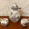 3 PIESE MICI- CAFETIERA SI 2 CANI DIN PORTELAN ENGLEZESC ENOCH WEDGWOOD- COLECTIA ORIENTAL PHEASANTS