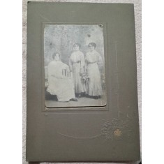 Fotografie pe carton, trei prietene, sfarsit de secol XIX