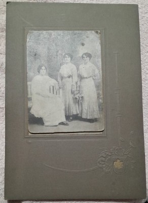 Fotografie pe carton, trei prietene, sfarsit de secol XIX foto