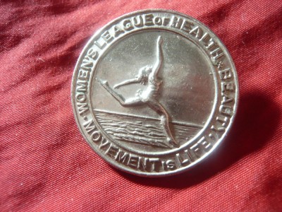 Insigna veche Anglia: Women&amp;rsquo;s League Of Health And Beauty / H.W.Miller ,d=3,2cm foto