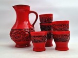Carafa si 6 Pahare ceramica glazurata rosie cu accente negre Carstens, Germania , anii 1970 servire suc vin limonada punch sangria