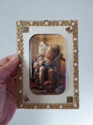 Felicitare vintage 3D M.J. HUMMEL West GERMANY, copil care doarme in scaun cu jucarie in mana, 15x10xm foto