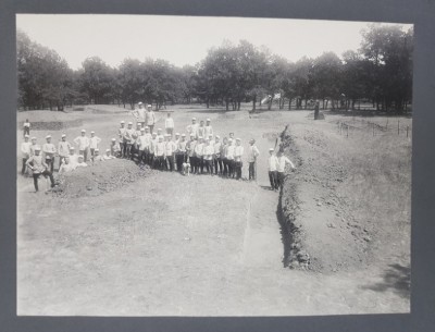 GRUP DE OFITERI DE INFANTERIE LA SCOALA LUCRARILOR PRACTICE DE CAMPANIE , FOTOGRAFIE MONOCROMA , SEMNATA DE CAPITANUL CIHOSKI , DATATA 1 IULIE - 15 A foto