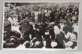 FOTOGRAFIE DE GRUP LA CEREMONIE RELIGIOASA LA ALBAC , STROPIRE CU AGHIAZMA , FOTOGRAFIE MONOCROMA, PERIOADA INTERBELICA , PREZINTA O CRAPATURA IN PA