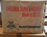 Cumpara ieftin Cutie originala din carton presat anii 80 Soviet Vodka Made in USSR, 40x32x30 cm