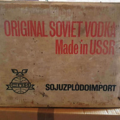 Cutie originala din carton presat anii 80 Soviet Vodka Made in USSR, 40x32x30 cm
