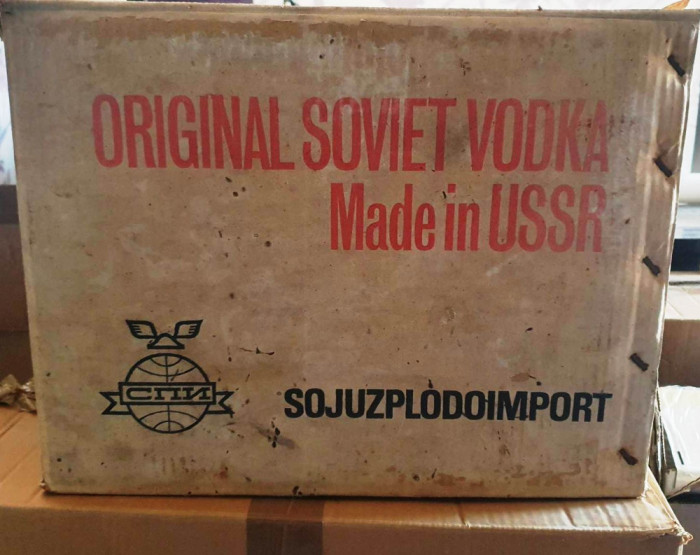 Cutie originala din carton presat anii 80 Soviet Vodka Made in USSR, 40x32x30 cm