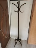 vechi cuier din lemn curbat tip Thonet