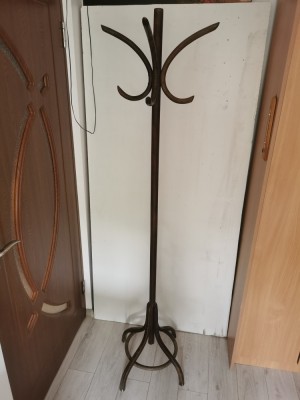 vechi cuier din lemn curbat tip Thonet foto