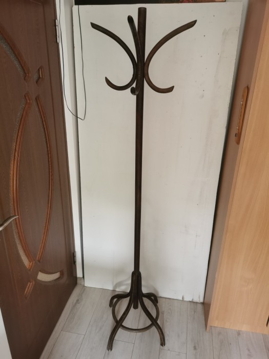vechi cuier din lemn curbat tip Thonet