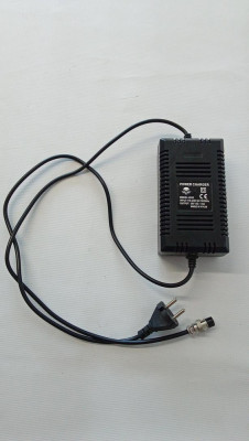 Incarcator trotineta electrica model LB32, 36V, 1.5A - RESIGILAT foto