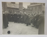 FOTOGRAFIE DE GRUP LA O CEREMONIE RELIGIOASA IN CURTEA FABRICII HERDAN , MONOCROMA, DATATA 1938