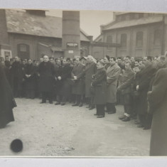 FOTOGRAFIE DE GRUP LA O CEREMONIE RELIGIOASA IN CURTEA FABRICII HERDAN , MONOCROMA, DATATA 1938