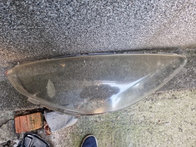 Sticla far st&amp;acirc;nga Mazda 2 foto