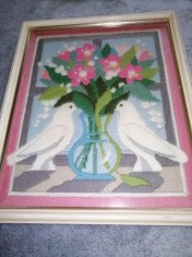 Tablou vechi inramat cusut brodat broderie manuala Suedia vaza flori buchet roz alb porumbel porumbei albi