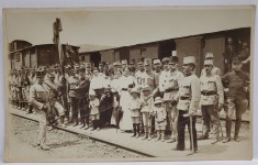 FOTOGRAFIE DE GRUP , MILITARI SI CIVILI PE PERONUL UNEI GARI , AUSTRO - UNGARIA , FOTOGRAFIE , CCA. 1900