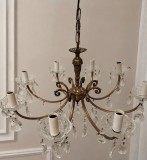 Candelabru antic &icirc;n stil Victorian cu 8 brate din alama masiva și elemente din cristal,piesa cu o lucrătură de o foarte mare finețe