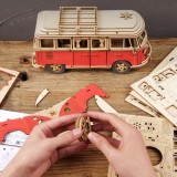 Puzzle 3D, din lemn, Masina Retro, rosu, reconstituie cu fidelitate minibusul de lux, Lungimea de 29 cm, latimea de 11.5 cm
