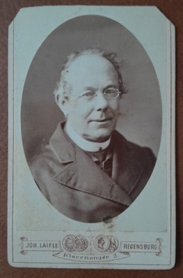 Fotografie tip CDV, barbat cu ochelari, inceput de secol XX foto