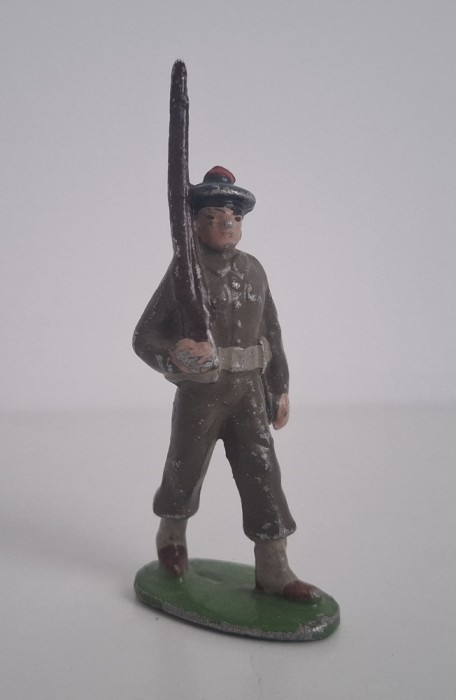 FIGURINA VECHE COLECTIE - SOLDAT PUSCA