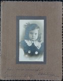 Fotografie pe carton, fetita cu fundita si guler de dantela, 1927