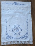 ȘTERGAR VINTAGE DIN BUMBAC CU MODEL FLORAL CUSUT MANUAL