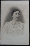Fotografie, Femeie cu parul strans, perioada interbelica