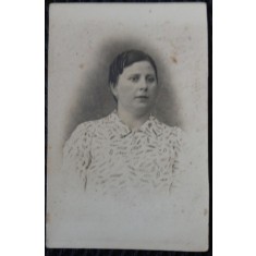 Fotografie, Femeie cu parul strans, perioada interbelica