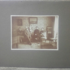 Colonelul Theodor Moscu si familia in casa din Bucuresti, anii '20// fotografie