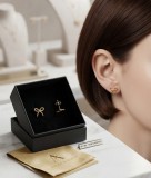 Cumpara ieftin Cercei pe Ureche din Argint 925 Placati cu Aur, Model Fundita Texturata Studs