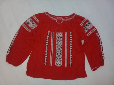 Port traditional romanesc.Ie vintage rosie cu motive traditionale,ie dama foto