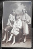 Fotografie tip carte postala, trei tinere in post popular, 1930