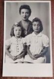 QW18 68 - Fotografie foarte veche - mama cu fiice - anii 1950, Alb-Negru, Europa, Portrete