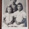 QW18 68 - Fotografie foarte veche - mama cu fiice - anii 1950
