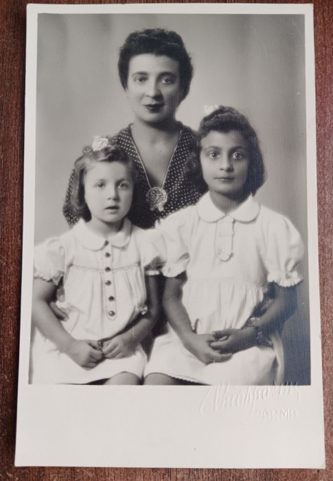 QW18 68 - Fotografie foarte veche - mama cu fiice - anii 1950